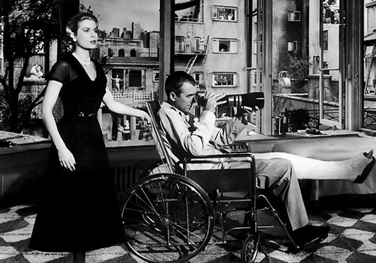 Hitchcock basó el filme en un relato de Cornell Woolrich, publicado en 1942. Pero llevó a cabo profundas modificaciones en el guion