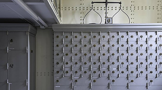 Manolo Laguillo. Antiguas cajas de alquiler del Banco de España. De la serie fotográfica 'Adaro: un estudio de caso', 2021