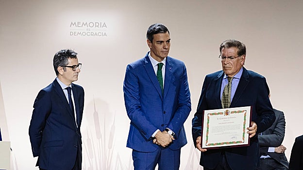 El presidente del Gobierno, Pedro Sánchez, y el ministro Félix Bolaños, durante el acto de homenaje a las víctimas de la Guerra Civil y la dictadura franquista