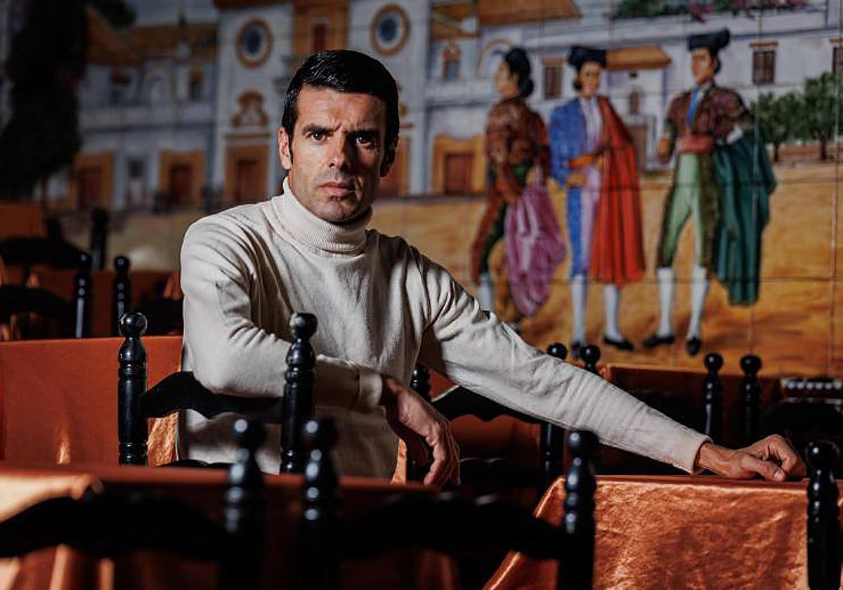 Emilio de Justo o la mirada de un torero sentado en una silla de enea del tablao flamenco 1911, el clásico Villa-Rosa