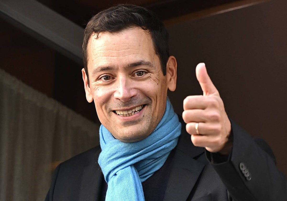 El escritor francés Jean-Baptiste Andrea celebrando la noticia del premio Goncourt en el restaurante Drouant