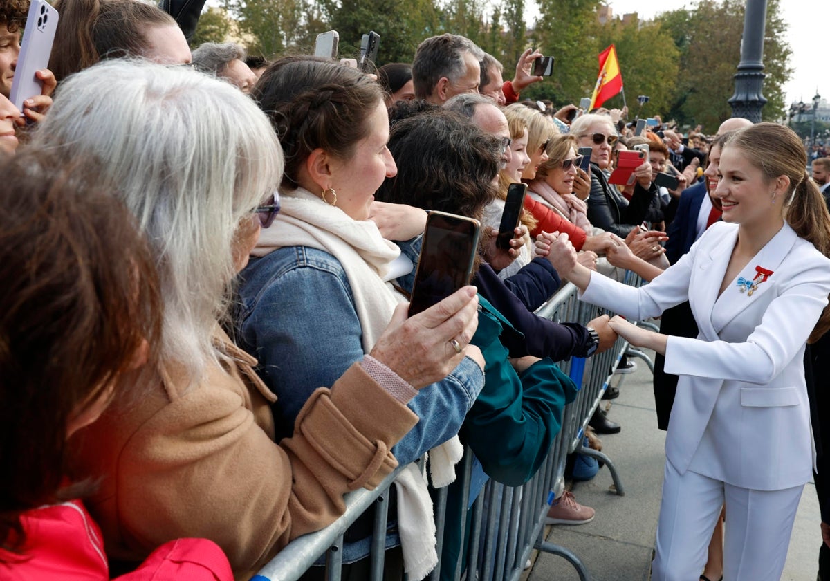 La princesa Leonor saluda a las personas congregadas en la Plaza de Oriente