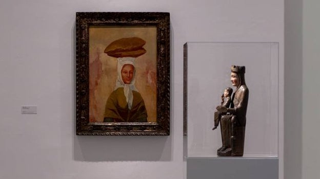 'La mujer de los panes', de Picasso, y la Virgen de Gósol, en una sala de la exposición