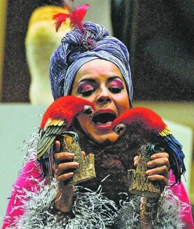 İkincil resim 2 - Teatro Real'de 'Luisa Fernanda' filminde Plácido Domingo'yla birlikte Nancy Fabiola;  MET'te 'Carmen'in başrolünde ve 'The Rake's Progress'te 