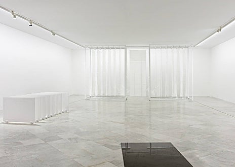 Imagen secundaria 1 - En las imágenes, algunas de las instalaciones de Concha Jerez en el CAAC, como ‘Identidad de un espacio geográfico-Pl. de Colón de Madrid’ (sobre estas líneas) y ‘Tiempo diario’ (arriba)