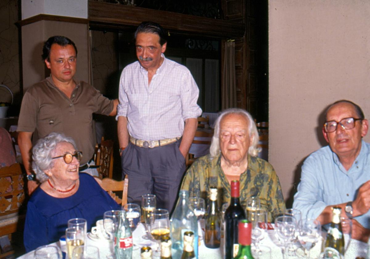 Abajo, Alberti, entre Rosa Chacel y Delibes. Arriba, Santonja (a la izquierda) y el fiscal Julio César Strassera, en 1990