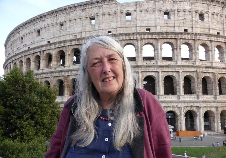 La historiadora Mary Beard ante el coliseo romano