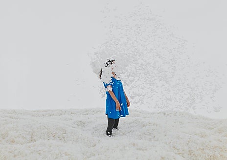 Imagen secundaria 1 - Arriba, 'Penetración / Expulsión', de Lea Lublin. Montaje en la exposición alemana. Sobre estas líneas, 'Feather Room', de Judy Chicago, y '¡Revuelques y viva!' (1964), de Marta Minujín