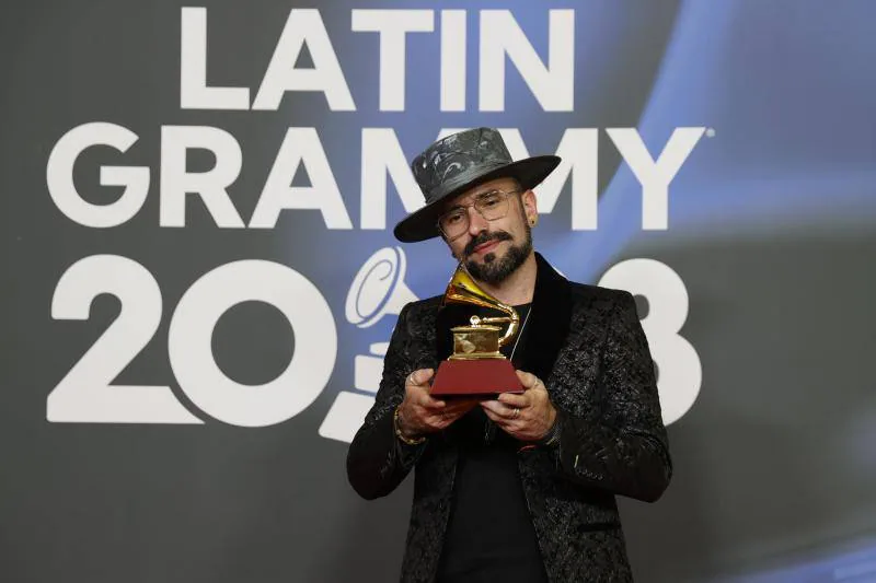 El camarógrafo Érico Moreira posa con el premio al Mejor Ingeniería de Grabación para un Álbum