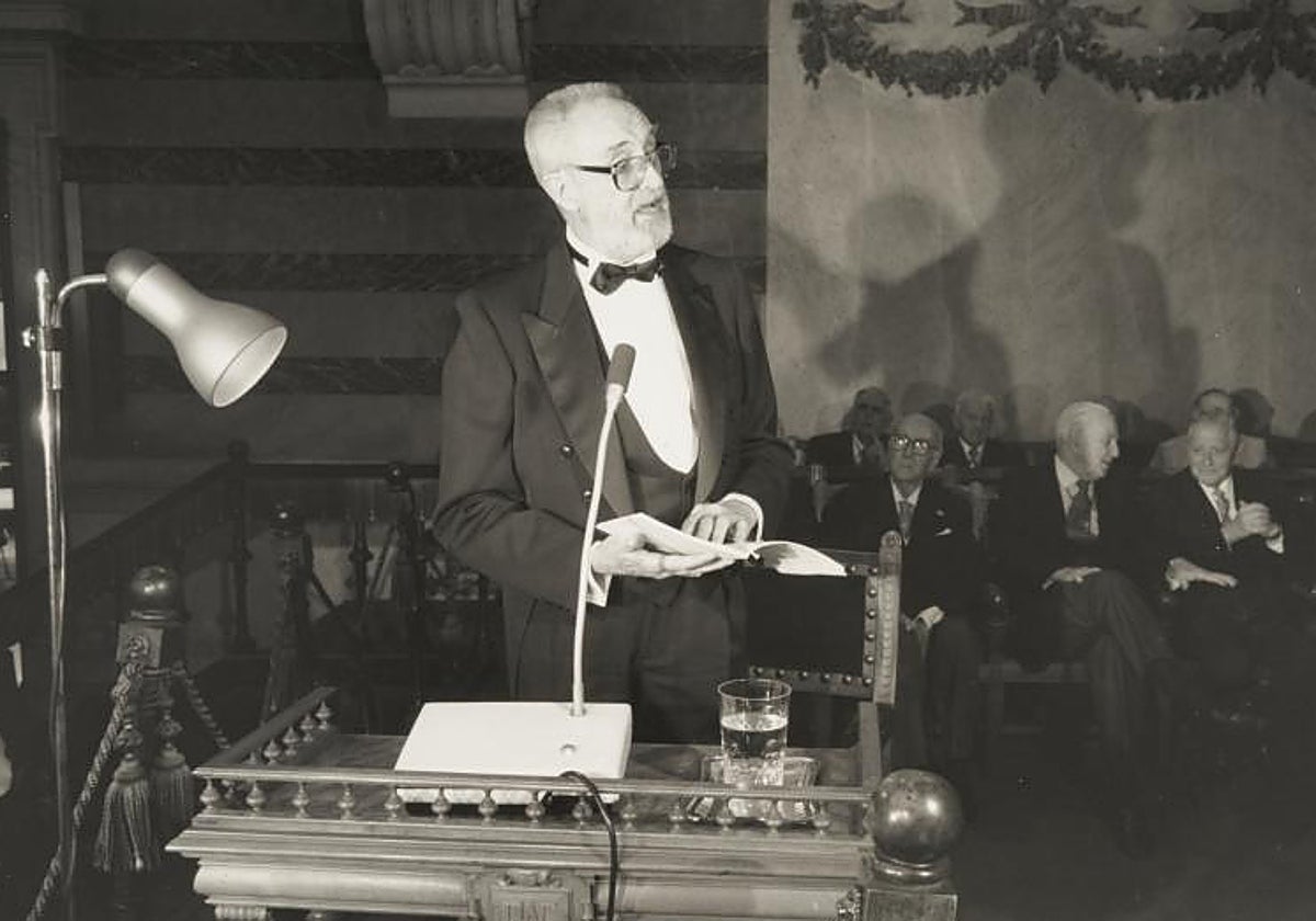 José Luis Sampedro lee su discurso de ingreso en la Real Academia Española