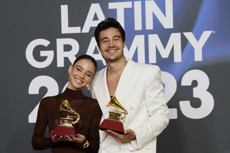 El autor de la canción 'Tudo que a fé pode tocar' Tiago Iorc y Duda Rodrigues recibe el premio a la 'Mejor Canción en Portugués'