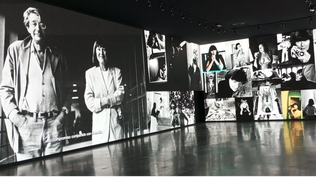 A la izquierda, Helmut Newton y su esposa, June, en imágenes proyectadas en una gran pantalla