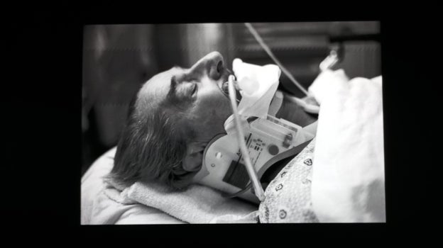 Las imágenes proyectadas en un vídeo acaban con Helmut Newton intubado en el hospital, tras sufrir el accidente de tráfico