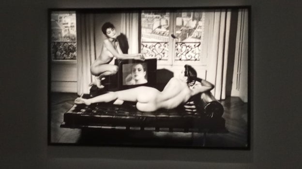 'Después de Velázquez, en mi apartamento', París, 1981. En esta fotografía, Helmut Newton recrea 'La Venus del espejo', de Velázquez, recientemente atacada en la National Gallery de Londres