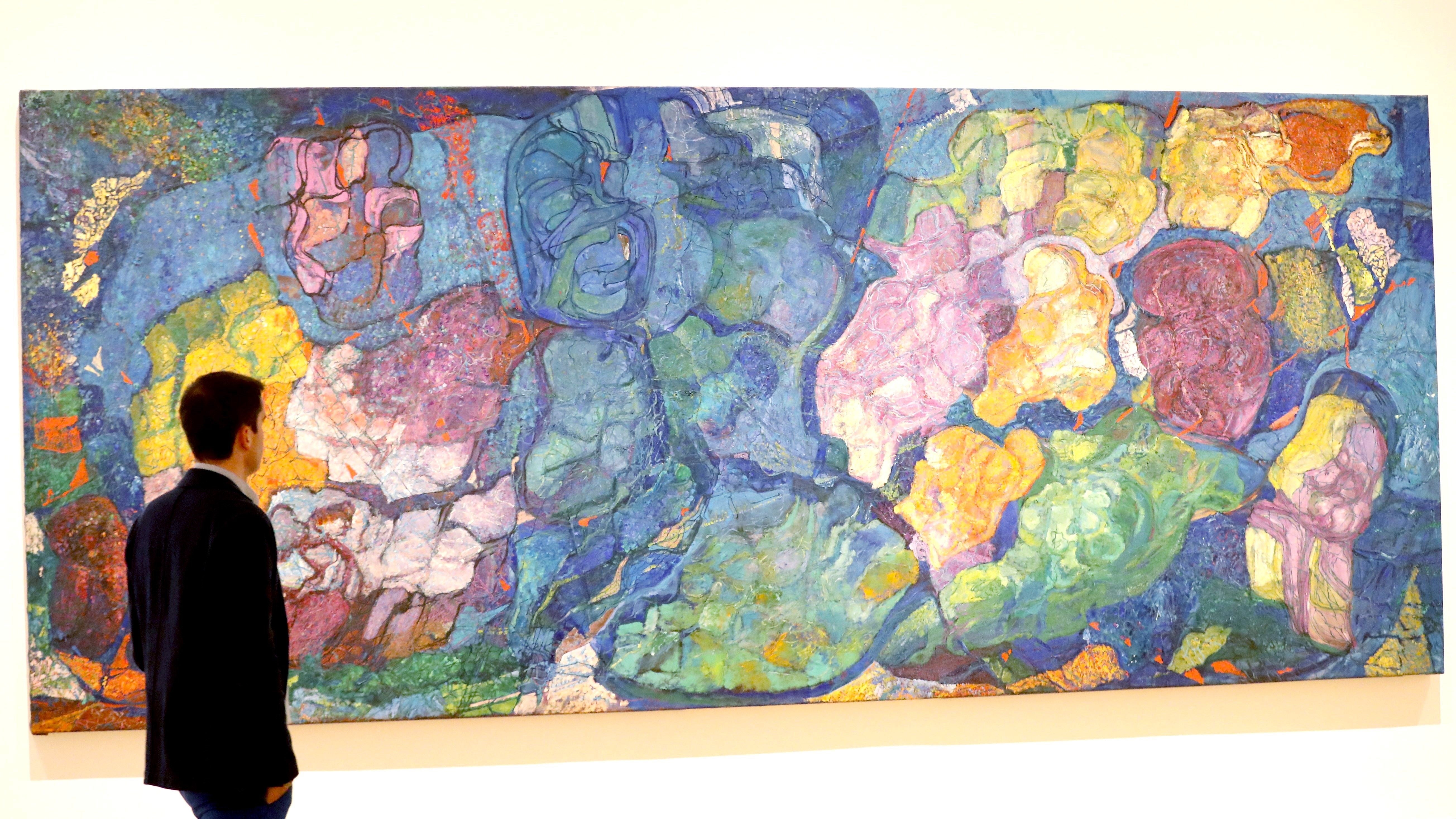 Una visitante obseva varios cuadros de Agustín Ibarrola en el Museo de Bellas Artes de Bilbao. Sus óleos se han hecho famosos a lo largo de las décadas.