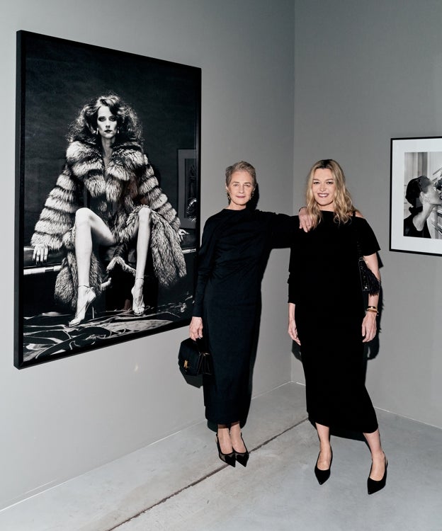 Marta Ortega, con Charlotte Rampling, ante un retrato de esta tomado por Helmut Newton