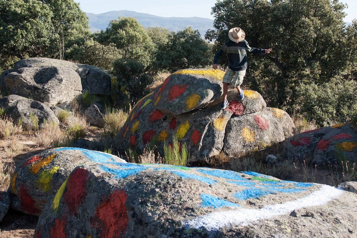 En las dos primeras, el artista optó por representar la vegetación, los seres vivos, el mundo del Paleolítico y la Edad Media, y en la tercera dibujó figuras más abstractas y lineales.