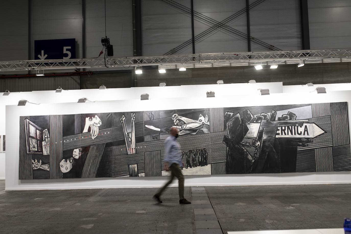 'Guernica Gernikara'. Tiene 10 metros de largo por 2 de alto, y fue realizada por el creador vasco para homenajear a Picasso y reclamar el emplazamiento del cuadro de Picasso en un museo por la paz en Guernica cuya construcción defendía un grupo de artistas e intelectuales de izquierda.