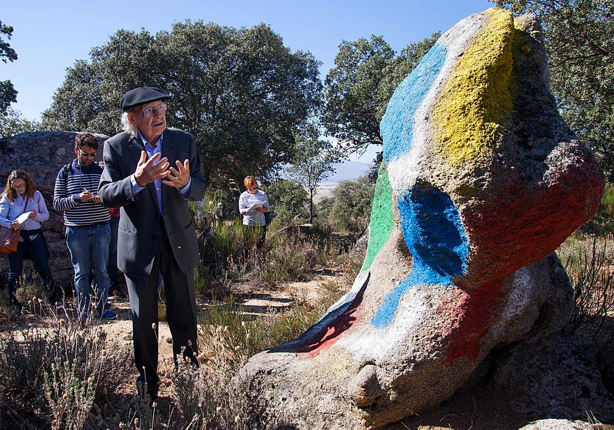 Inauguración en 2105 de la obra que el artista Agustín Ibarrola llevaba varios años realizando en la Dehesa de Garoza, en Muñogalindo (Ávila)