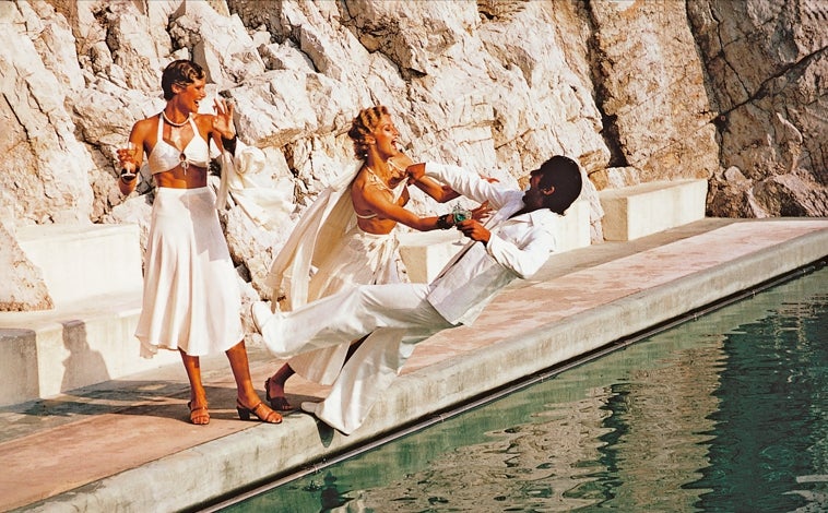 Imagen principal - Arriba, 'Grand Hôtel du Cap, Marie Claire, Antibes' (1972). de Helmut Newton. Sobre estas líneas, detalle de las salas de la Fundación MOP, con el retrato 'Venus con pieles', de Charlotte Ramplig, y 'Shoe' (Walter Steiger, Monte Carlo, 1983), del alemán