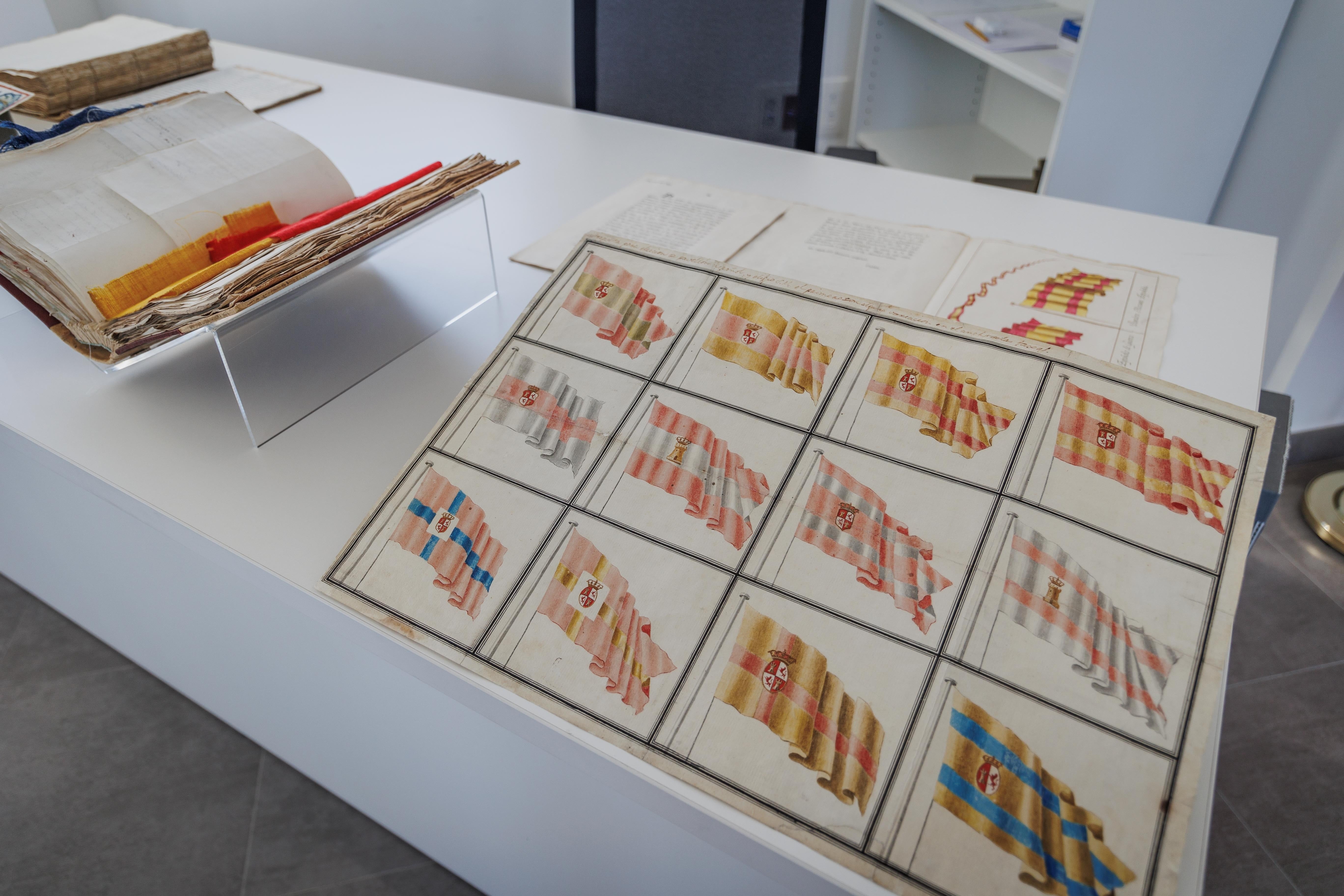 Diferentes documentos originales sobre la creación de la bandera española por Carlos III