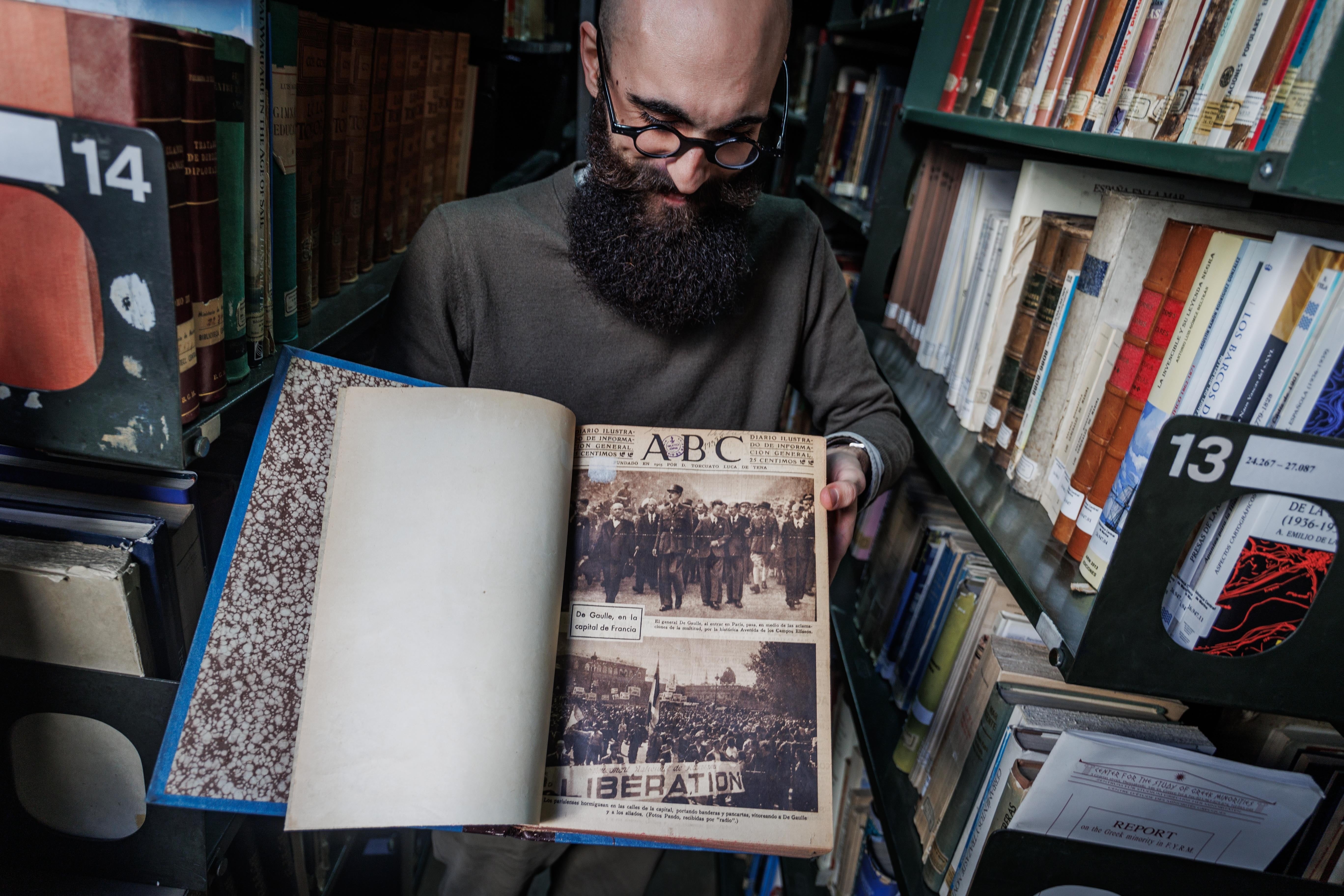 Ortiz muestra uno de los secretos de la biblioteca: fondos sobre ABC