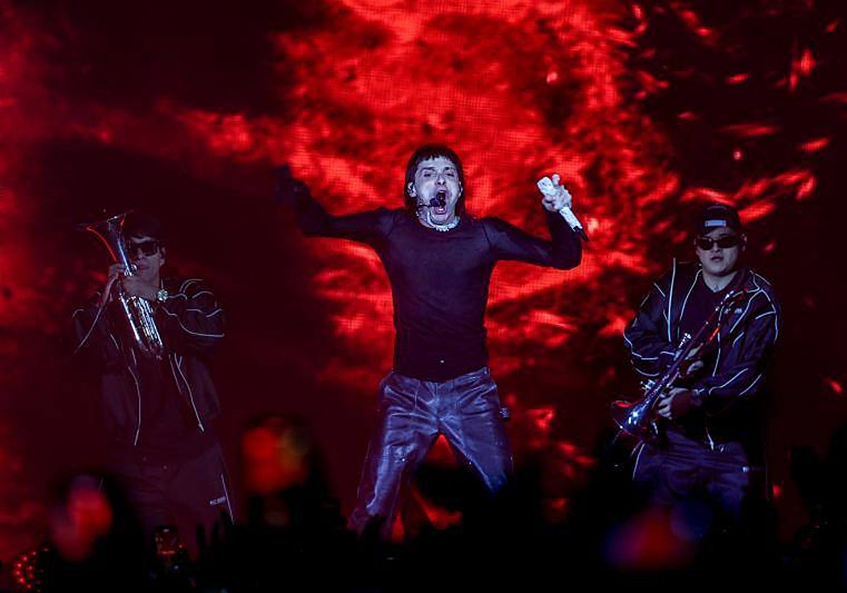 El cantante Peso Pluma durante una actuación en el Wizink Center este 21 de noviembre