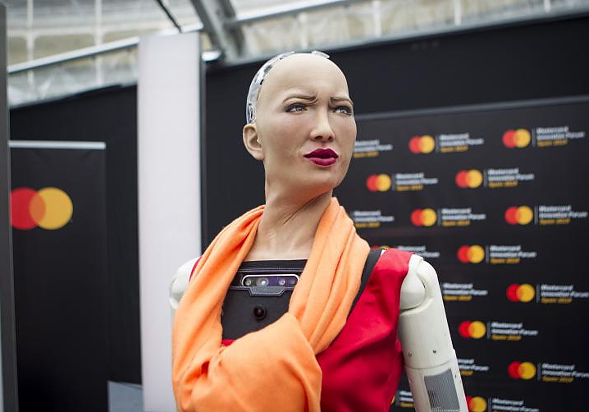 La robot Sophia en la rueda de prensa de su presentación