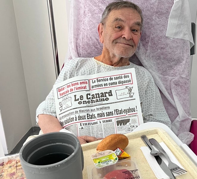 Fernando Arrabal nos mandó una foto desde la habitación de su hospital