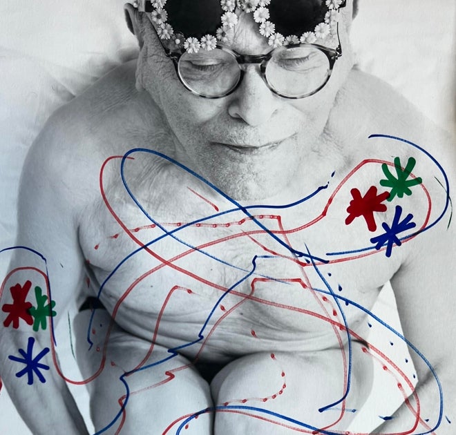 Foto completa de Juan Barte con los dibujos de Fernando Arrabal