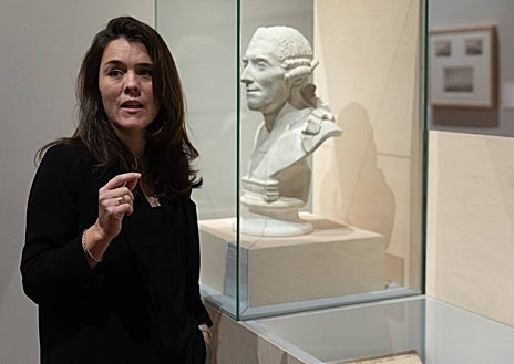 Imagen secundaria 1 - El comisario de la muestra, José María Moreno, muestra al Rey los cuadros de Ulloa y La Condamine. La también comisaria Blanca Sazatornil explica la parte final de la muestra delante del busto basado en la máscara mortuoria del marino. También se exponen modelos de los barcos construidos siguiendo el método de construcción que Jorge Juan desarrolló para la Armada