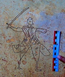 Imagen secundaria 2 - Un civil español, con la espada envainada, frente a un indígena en actitud agresiva, la insólita representación de dos españoles junto a una mujer y un hombre con vestimenta española 