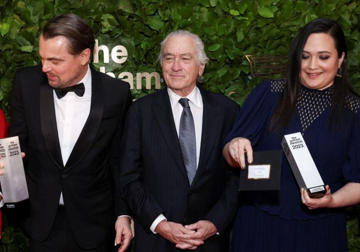 De Niro junto a sus compañeros de reparto en 'Los asesinos de la luna', Leonardo DiCaprio y Lily Gladstone, el lunes por la noche en la alfombra roja de los Premios Gotha en Nueva York (EE.UU.)