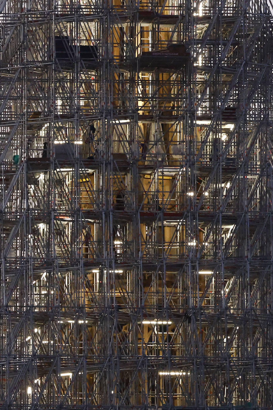 Queda por recubrir la estructura de la aguja con una cubierta y sus adornos