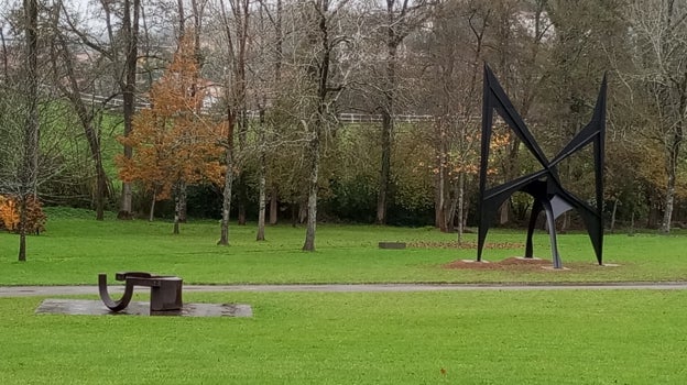 A la derecha, 'Morning cobweb', de Calder, instalada en la campa de Zabalaga. A la izquierda, escultura de Chillida