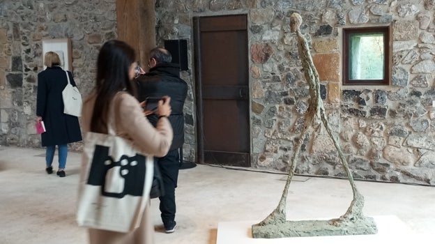 'Hombre que marcha II', de Giacometti, en el interior de Zabalaga