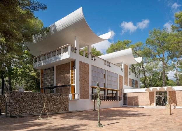 Esculturas de Giacometti, en el exterior de la Fundación Maeght, un edificio diseñado por Josep Lluís Sert