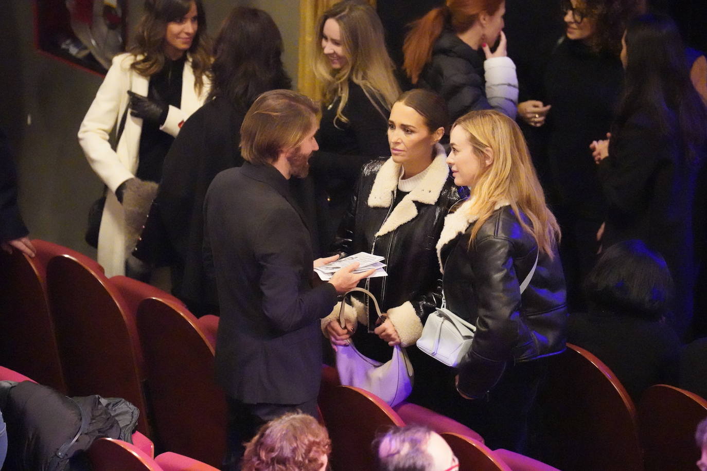 Paula Echevarría y Marta hazas hablan con Manuel, uno de los hijos de Concha Velasco