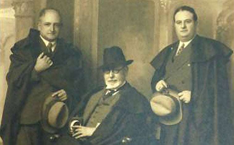 Imagen principal - José Zendrera, Gustavo Gili y Joaquín Sopena con la típica capa española, junto a Mary Poppins y Peter Pan que vieron la luz en Juventud