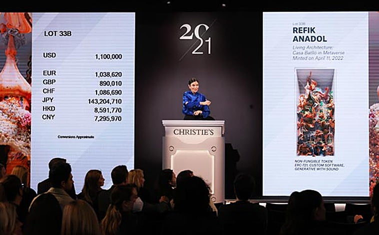 Imagen principal - Sobre estas líneas, obra con la que Beeple dio la campanada. A la derecha, una de las 'postales' del MoMA basada en su apuesta por el NFT. Arriba, subasta de estos productos digitales en Christie's