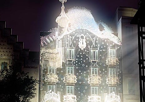 Imagen secundaria 1 - Arriba, 'Unsupervised', de Refik Anadol para el Museum of Modern Art. Sobre estas líneas, intervención de este artista en la Casa Batlló. A la derecha, Trademark, una de las dos últimas colecciones de arte generativo lanzadas por Jack Butcher