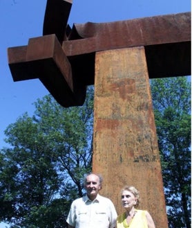 Imagen secundaria 2 - Arriba, el caserío Zabalaga, en Hernani. A su entrada, una escultura de Jean Arp, préstamo de la Fundación Maeght. Sobre estas líneas, a la izquierda y a la derecha, Eduardo Chillida y su esposa, Pilar Belzunce, en Chillida Leku 