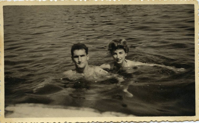 Imagen principal - Arriba, Eduardo y Pilar, bañándose. Sobre estas líneas, a la izquierda, el día de su boda. A la derecha, la pareja, en la bahía de la Concha en 1943