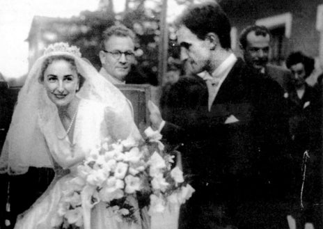 Imagen secundaria 1 - Arriba, Eduardo y Pilar, bañándose. Sobre estas líneas, a la izquierda, el día de su boda. A la derecha, la pareja, en la bahía de la Concha en 1943