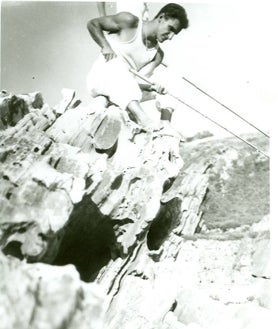 Imagen secundaria 2 - Arriba, Eduardo Chillida cuando jugó como portero en la Real Sociedad. Una lesión en la rodilla frustró su carrera como futbolista. Sobre estas líneas, a la izquierda, remando con Juanjo Elósegui. A la derecha, en la isla de Santa Clara