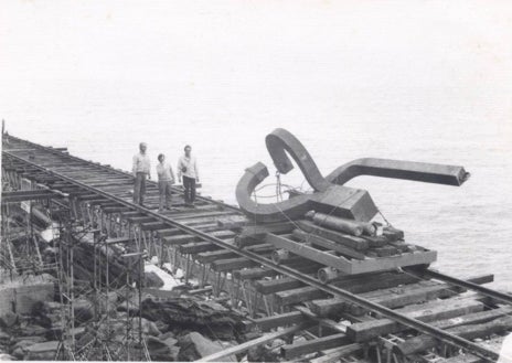 Imagen secundaria 1 - Arriba, Luis Chillida en 'El Peine del Viento'. Sobre estas líneas, a la izquierda y a la derecha, dos momentos de la construcción del 'Peine del Viento'