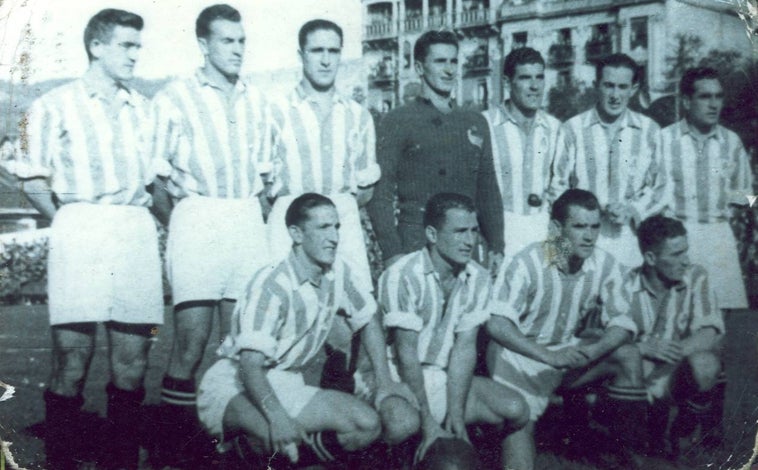 Imagen principal - Arriba, Eduardo Chillida cuando jugó como portero en la Real Sociedad. Una lesión en la rodilla frustró su carrera como futbolista. Sobre estas líneas, a la izquierda, remando con Juanjo Elósegui. A la derecha, en la isla de Santa Clara