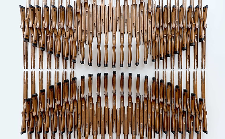 Imagen principal - Sobre estas líneas, 'Combate de boxeo por la democracia directa' (1972), de Beuys. A la derecha, 'Más lista que idealista', de Esther García Llovet. Arriba, 'Iván 3' (2020), de Marco A. Castillo