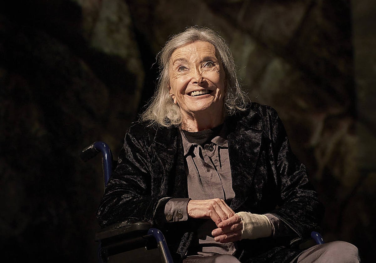 Núria Espert, en una escena de 'La isla del aire'