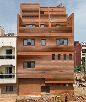 Imagen secundaria 2 - Arriba, 'Flat House', de Material Cultures. Sobre estas líneas, 'Brixton Bridge', de Resolve Collective. A la derecha, Casa NKD en Dakar de Worofila Project